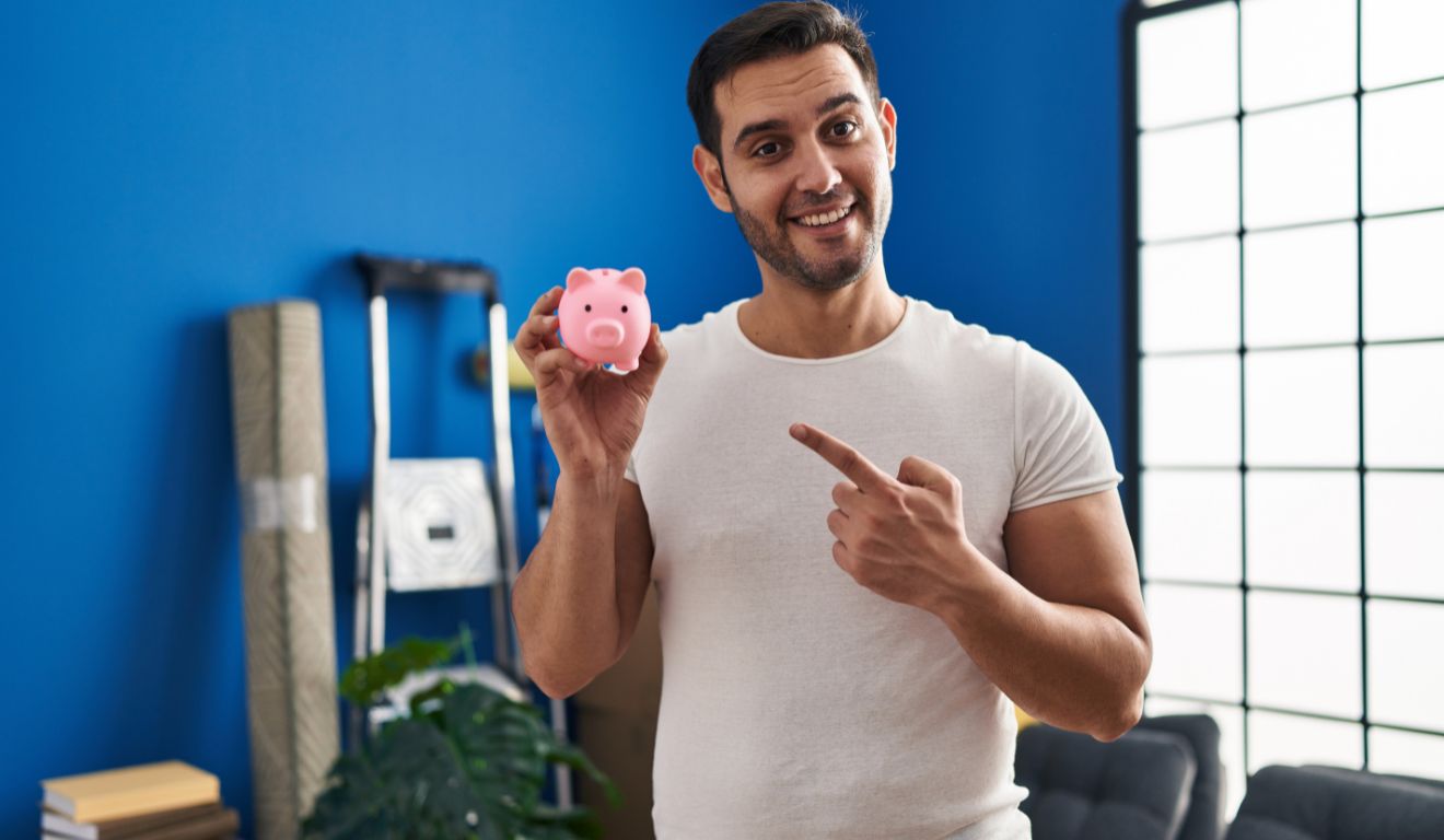 Imagem mostra homem conhecendo o método 50-30-20 para economizar