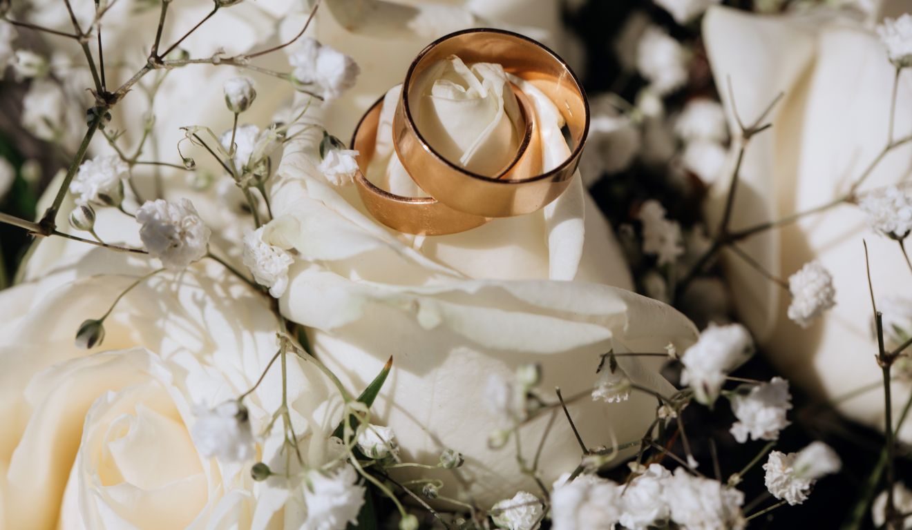 Imagem mostra duas alianças de casamento