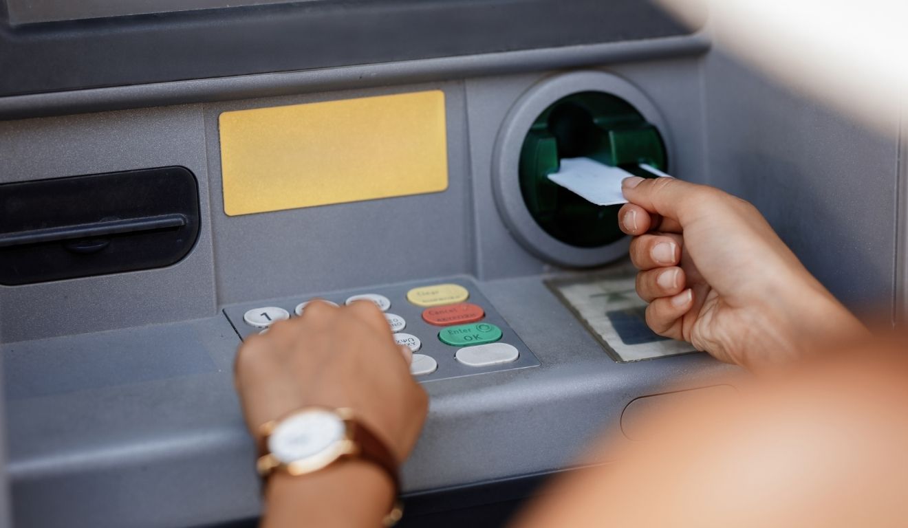 Imagem de negativado abrindo conta em banco