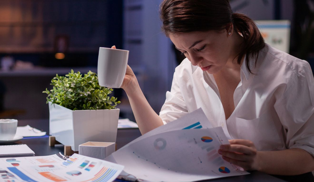 Imagem mostra pessoa fazendo a organização financeira