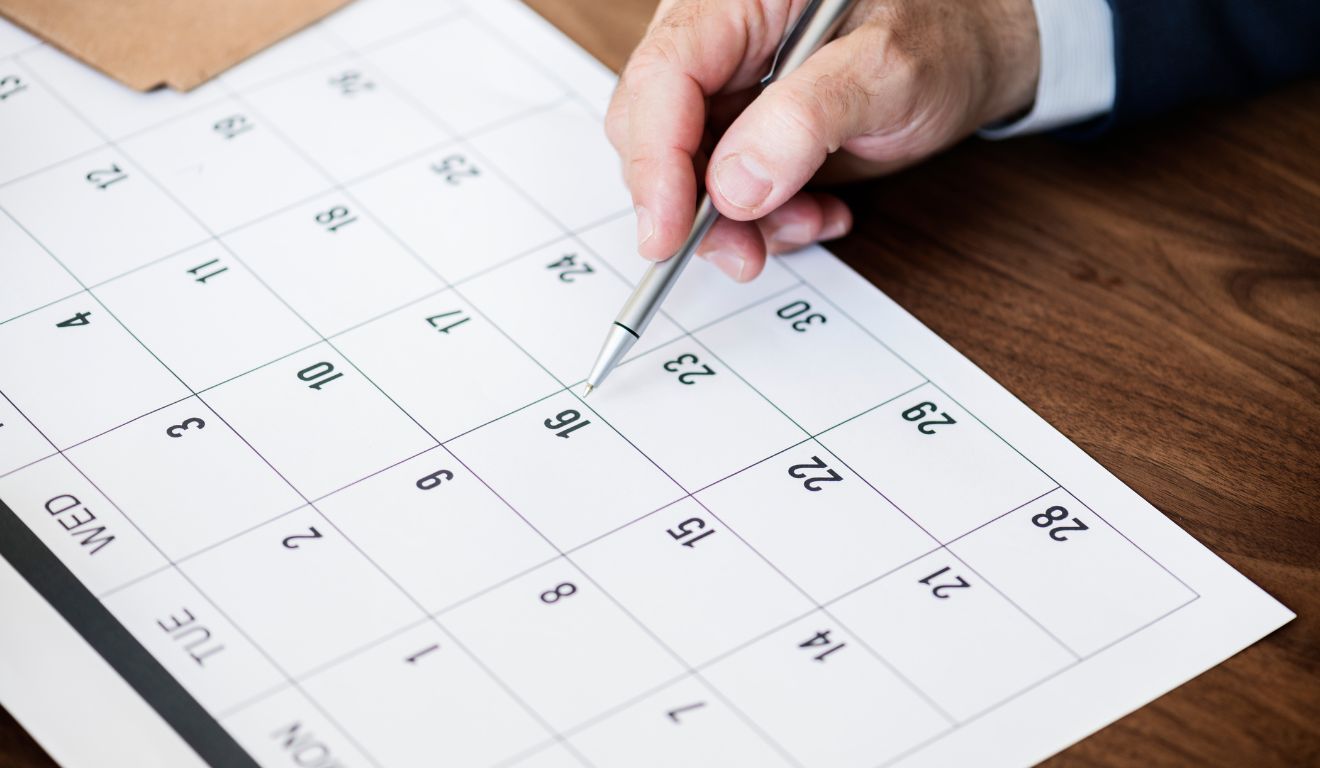 Imagem mostra pessoa apontando para um calendário