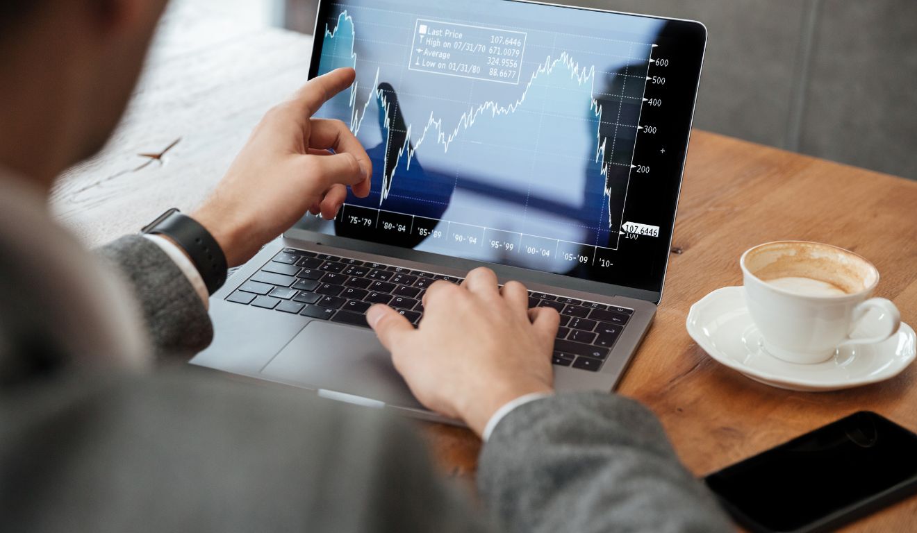 Imagem mostra pessoa aprendendo a como investir
