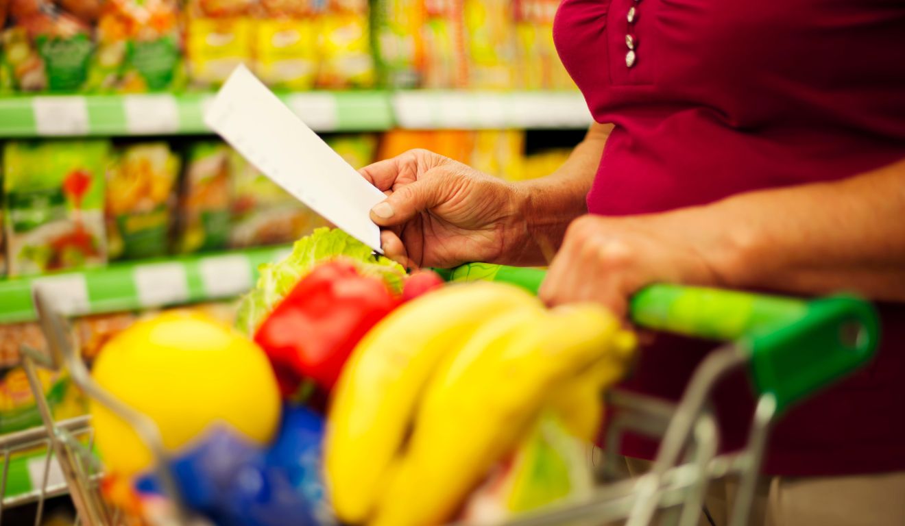 Imagem mostra pessoa com lista de compras do supermercado