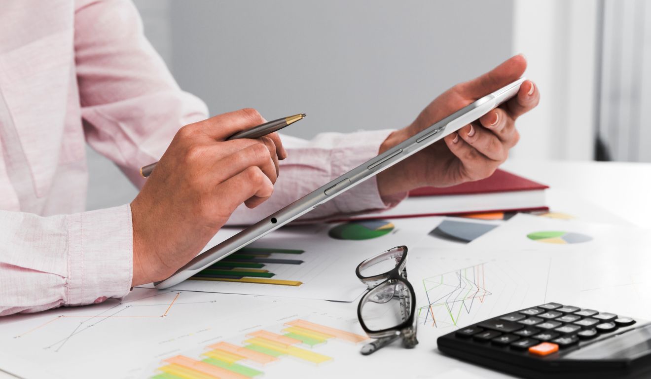 Imagem mostra pessoa fazendo controle financeiro
