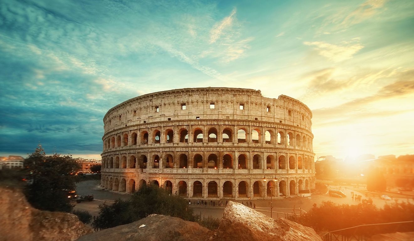 Coliseu de Roma ao pôr do sol.