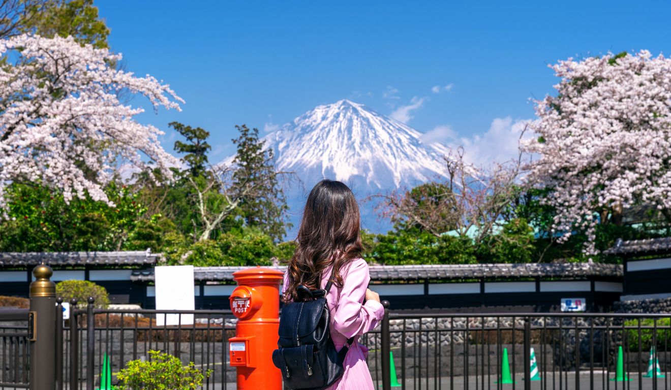 Imagem de um turista em viagem no Japão