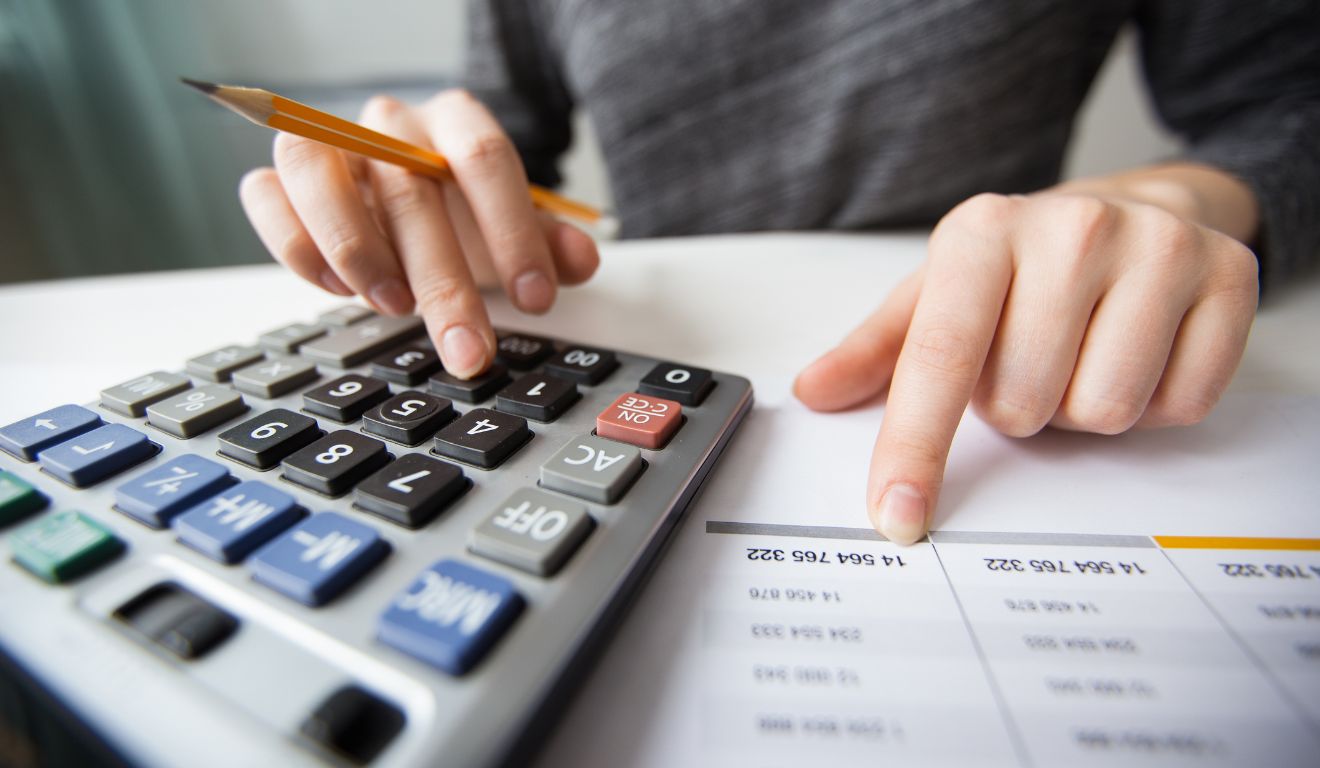 Imagem mostra pessoa organizando pagamento de taxas
