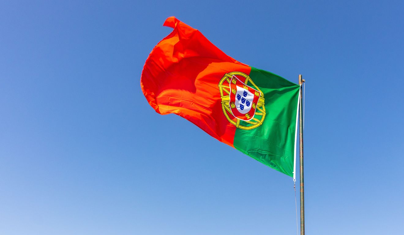 Bandeira de Portugal ao vento.