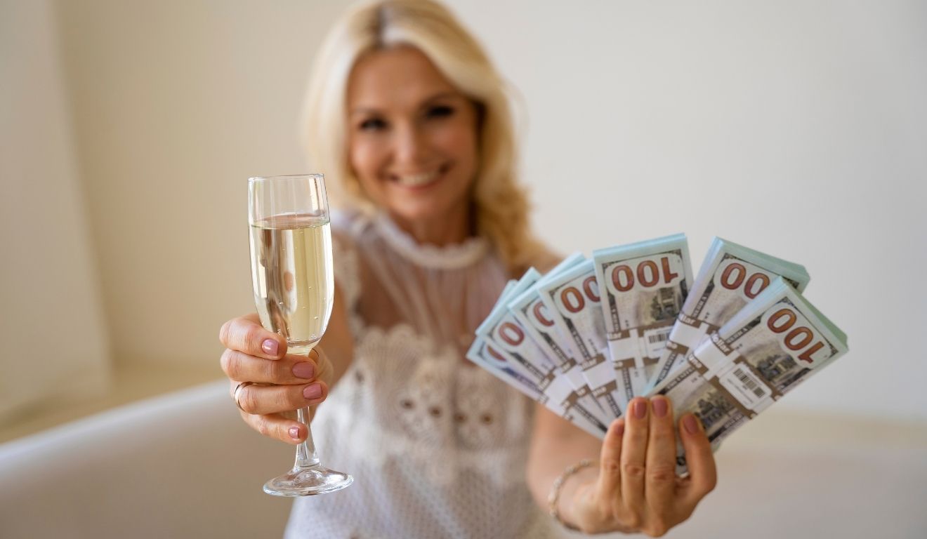 Imagem de pessoa que se organizou financeiramente para o ano novo