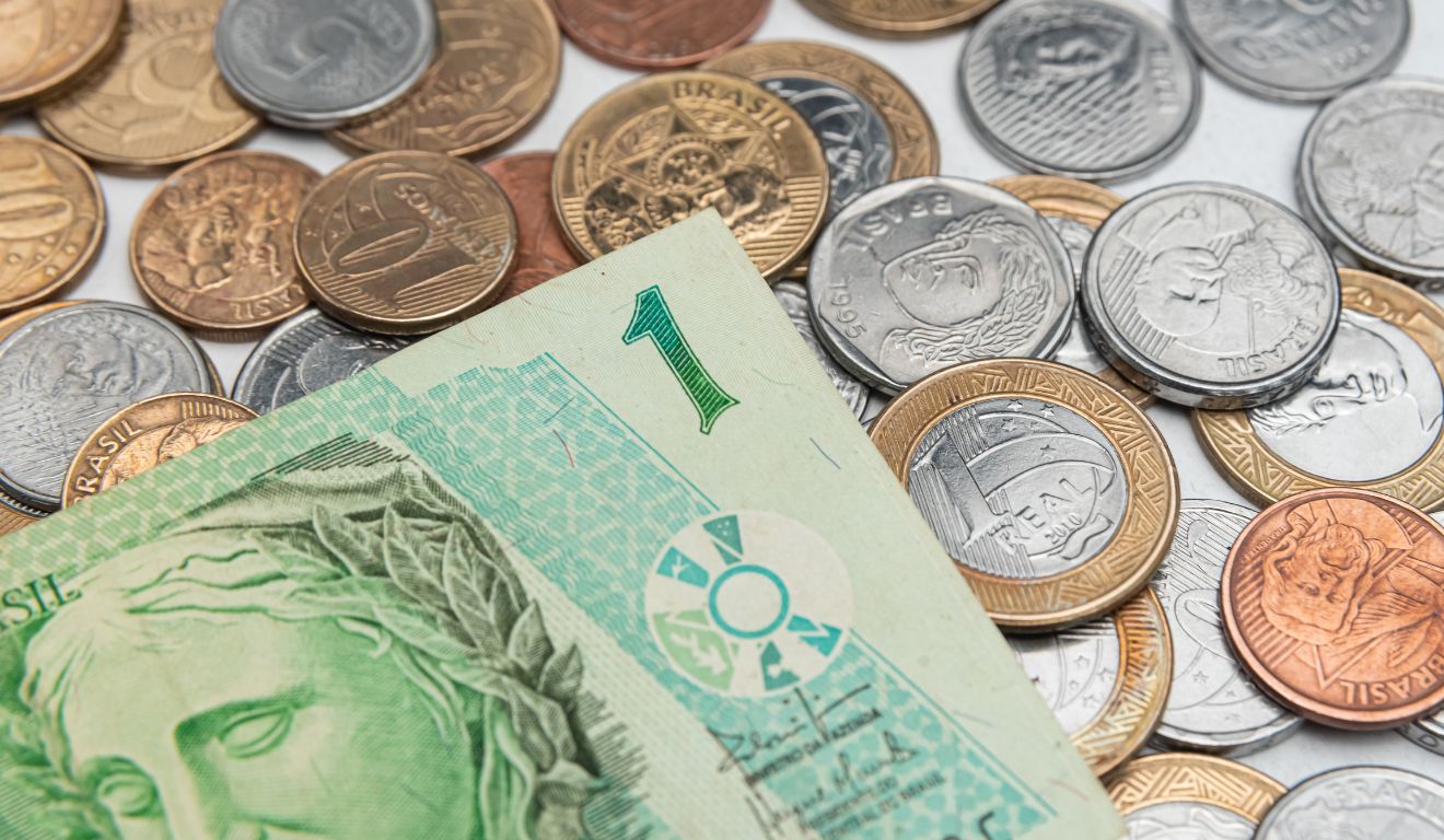 Imagem mostra cédula de dinheiro e moedas