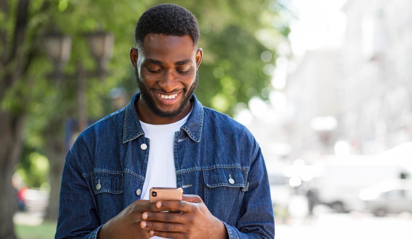 Imagem mostra pessoa vendo app que reúne todas as contas bancárias em um lugar só